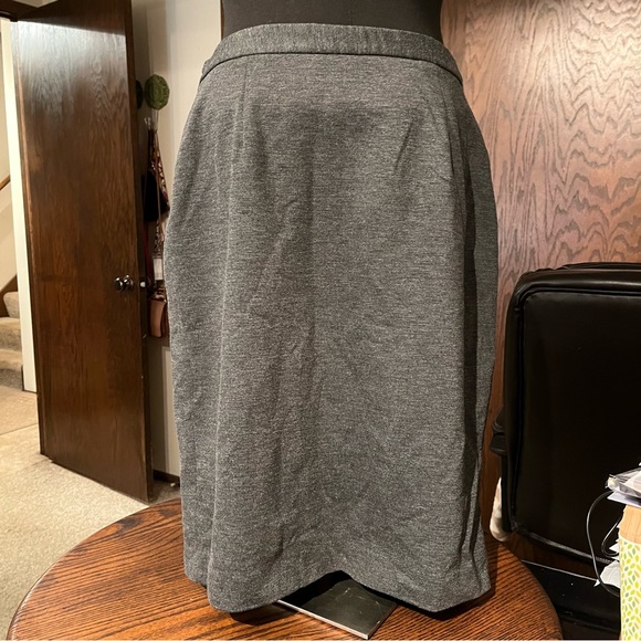Women’s Gray Banana Republic Skirt (Size 6) - Picture 4 of 11